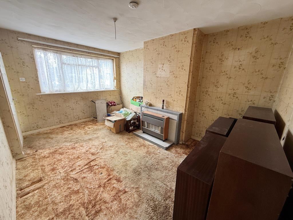 Lot: 170 - THREE-BEDROOM HOUSE FOR REFURBISHMENT - Living room